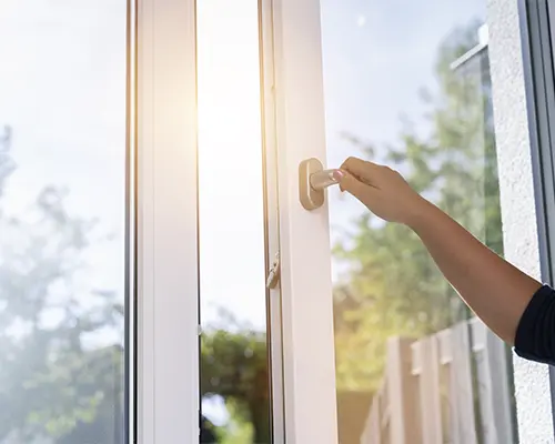 una persona que abre una ventana